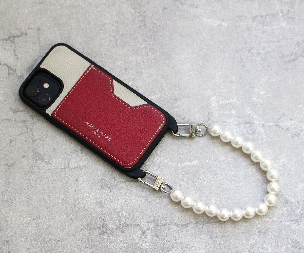 スマホカバーにつければ手にさげられて便利(スマホカバーは別売)