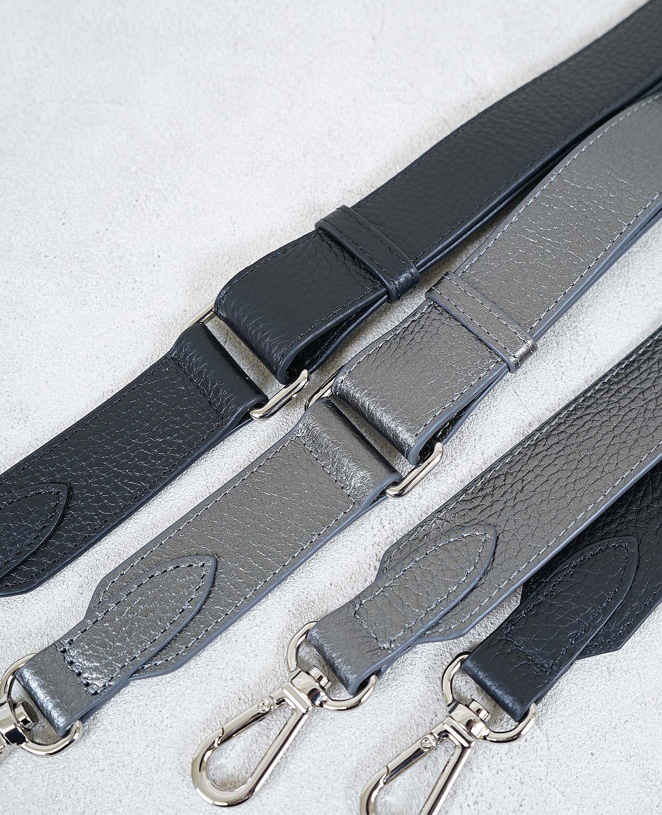 オールレザー製ですから上品に持てます