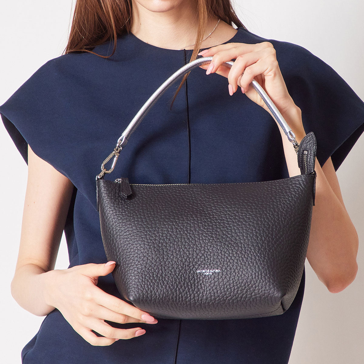 モデル着用カラー:ブラック(シルバー色のハンドルは別売)