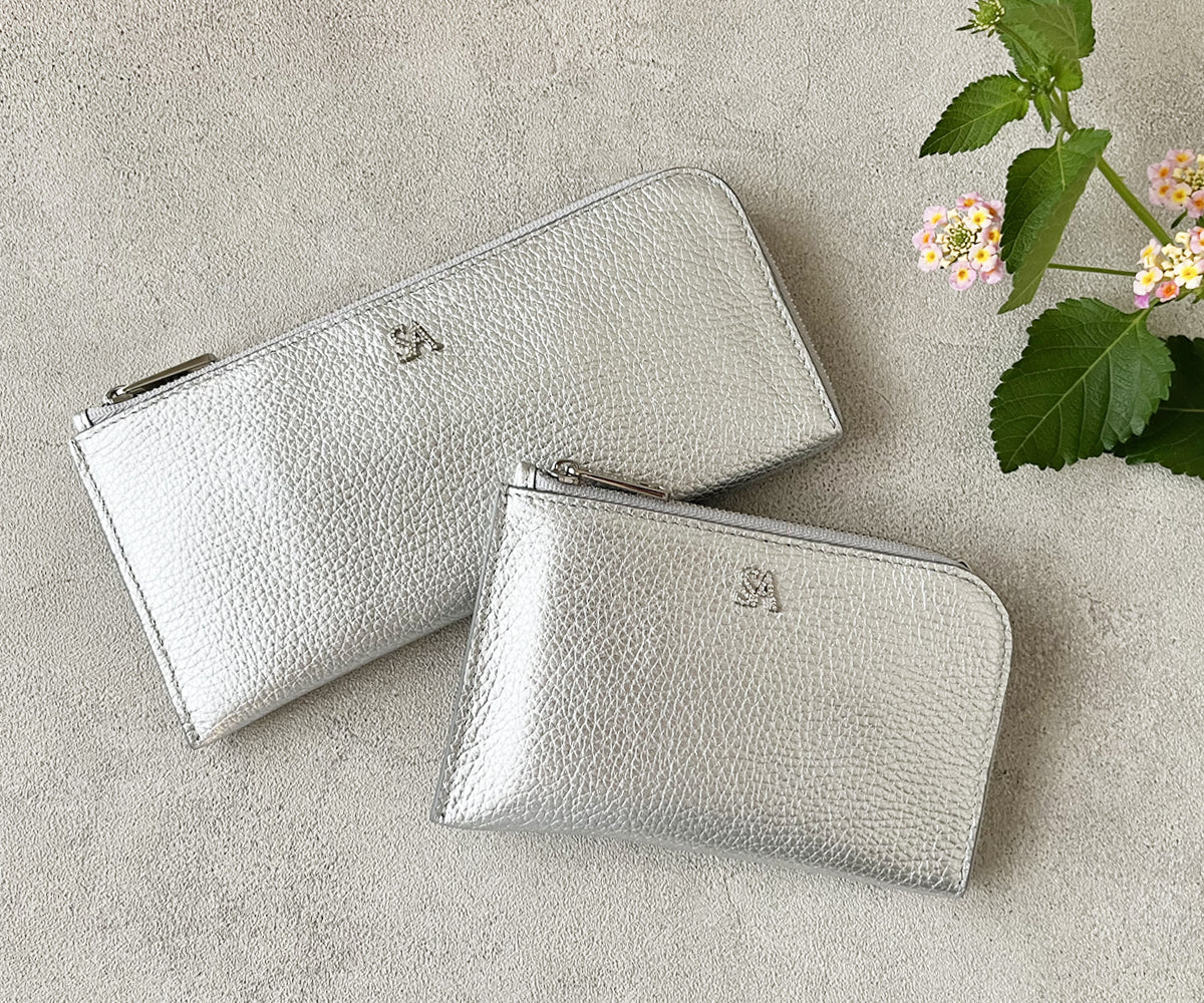 シルバーカラーの長財布(別売)も販売中