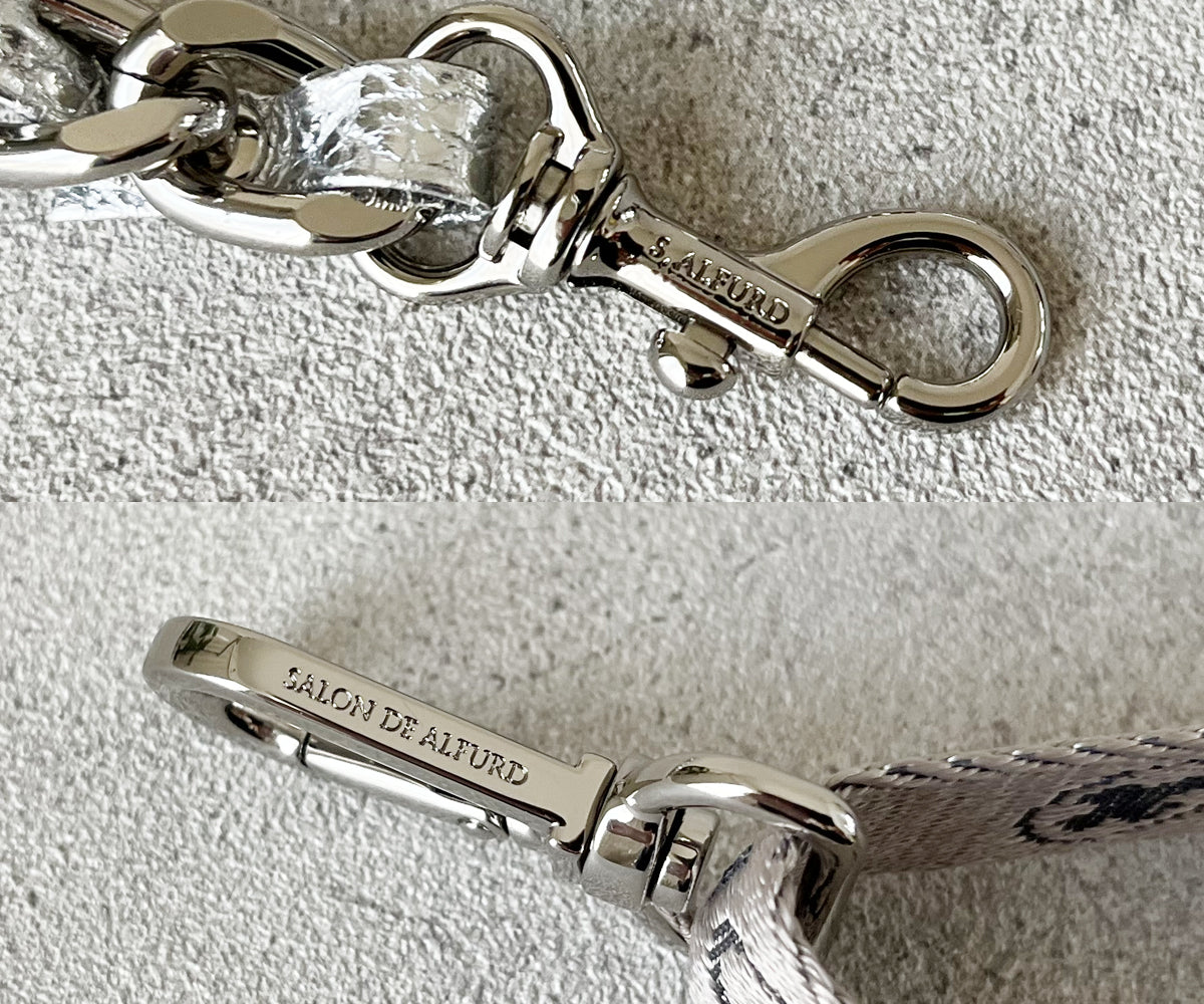シルバーの金具にはブランドロゴをさりげなく刻印。細部にまで宿るこだわりが、上質さを物語ります