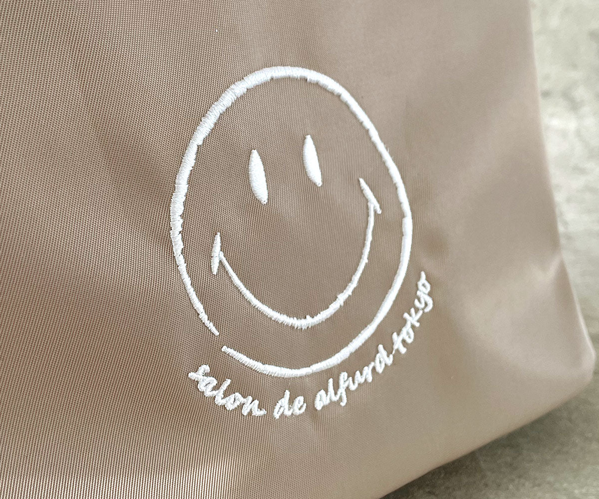 スマイル刺繍が大人カワイイアクセントに