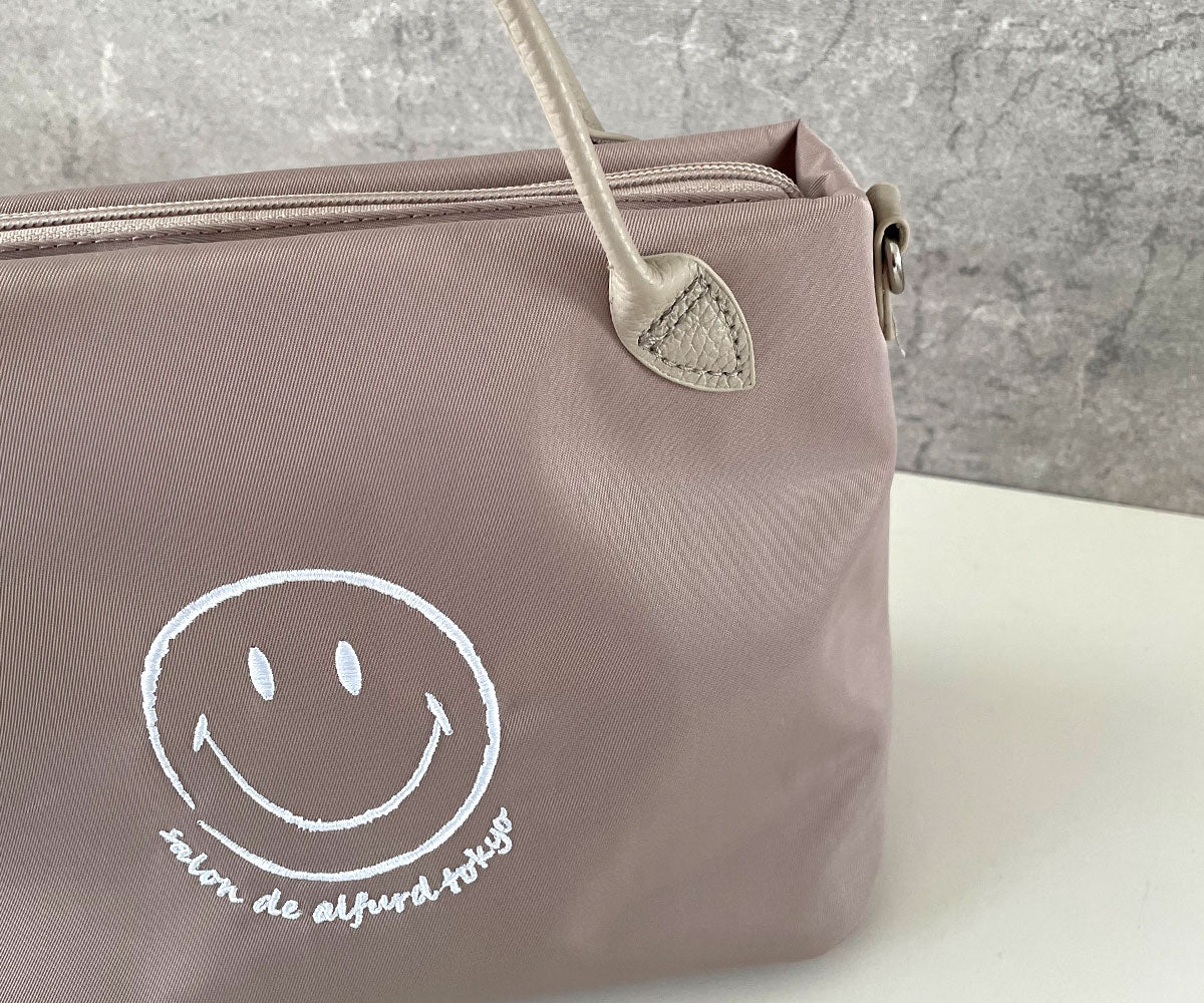 間口のファスナーはバッグの内側に入れ込んで使うこともできます