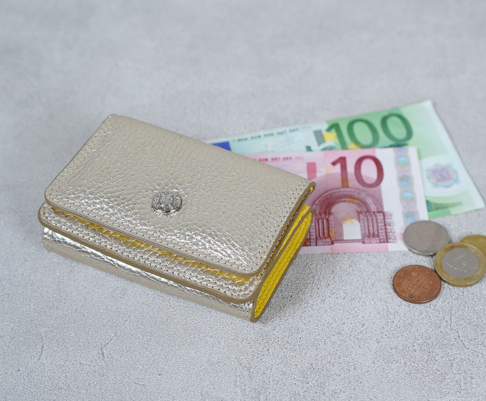 上質なイタリアンシュリンク型押しレザーを採用