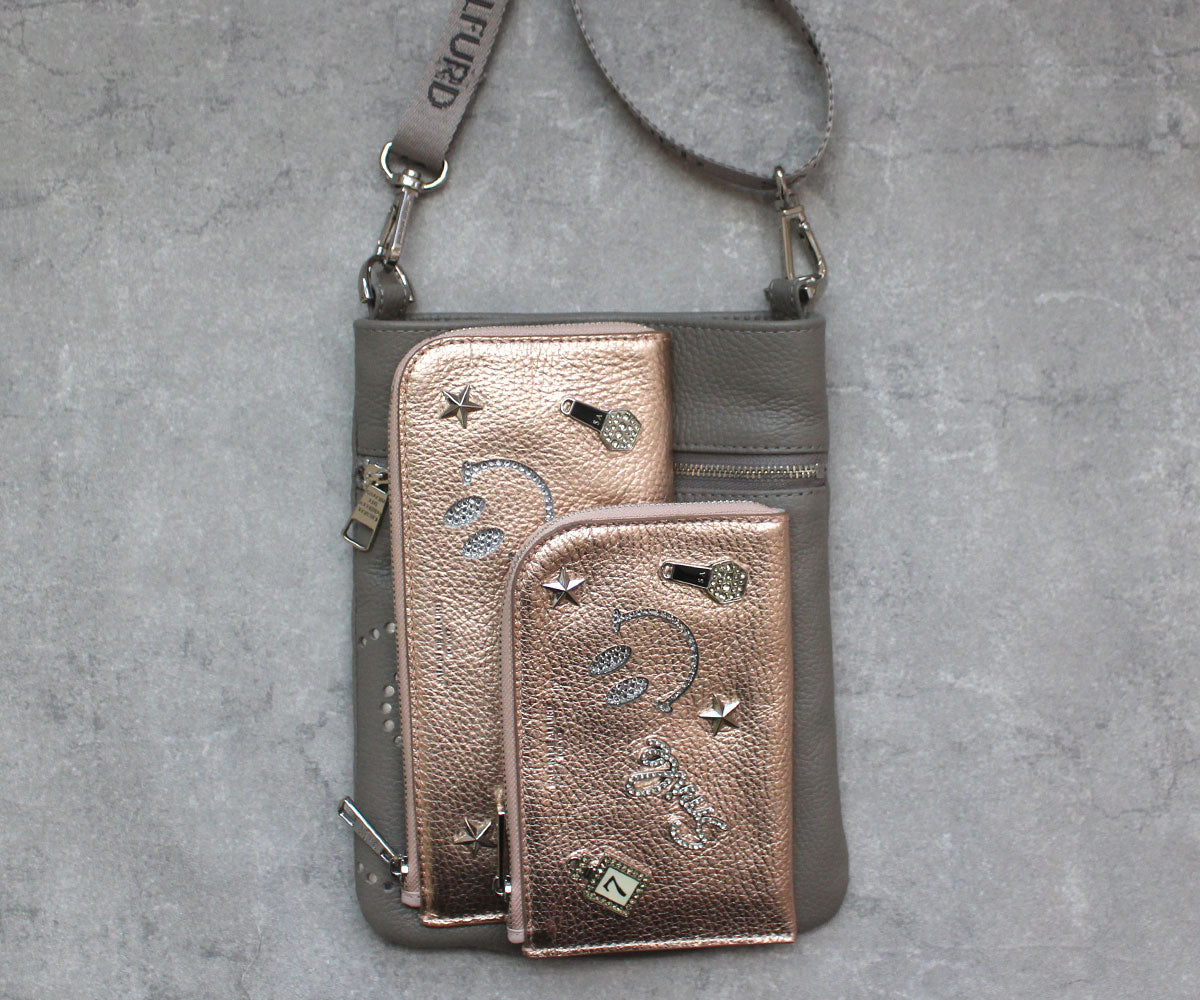 ミニ財布とスマホなどお出掛けの必需品が入るサイズ(長財布を入れたときはスナップボタンが閉まりません)※財布は別売です