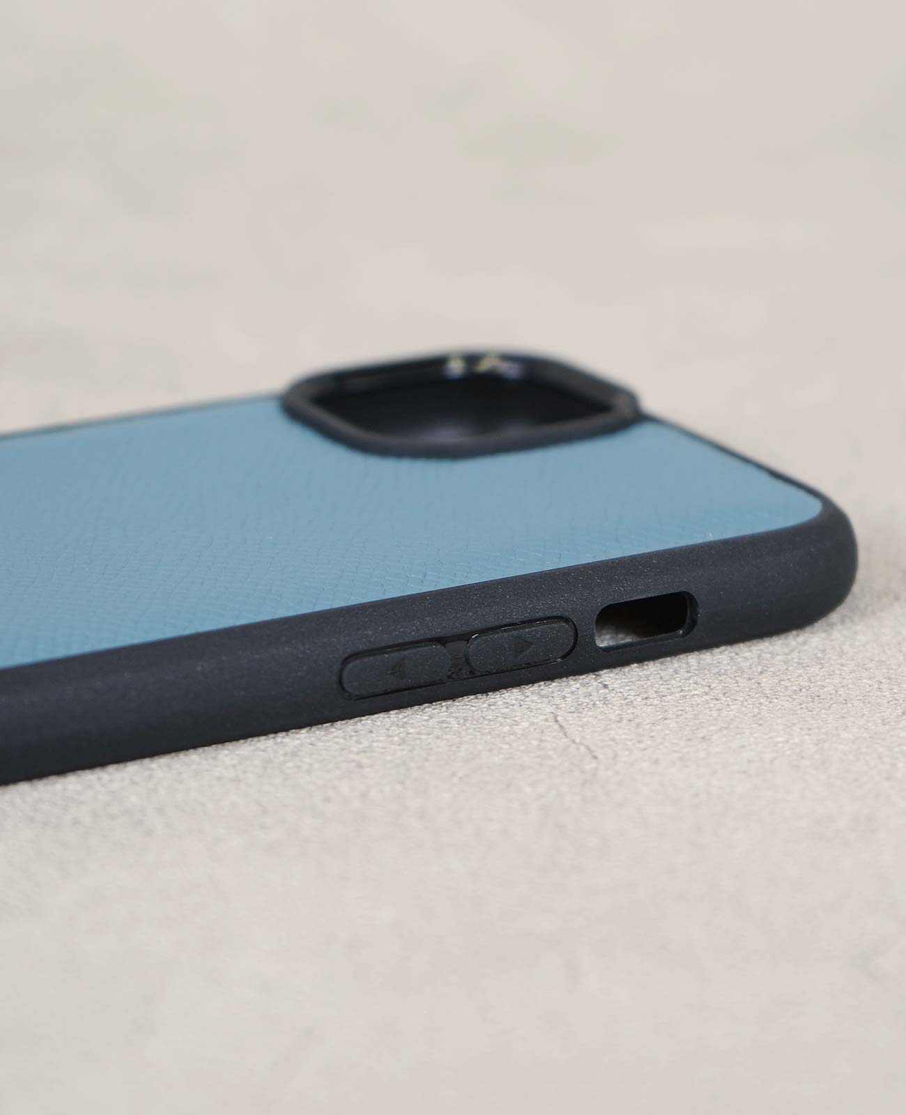ボタンの位置もご希望の機種にフィットしたスマホカバーでお仕立ていたします