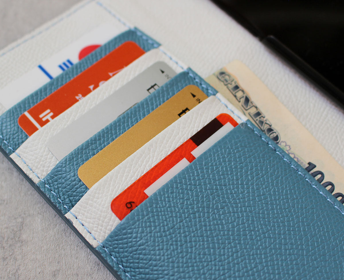 スマホだけでのお出掛けも叶う収納力
