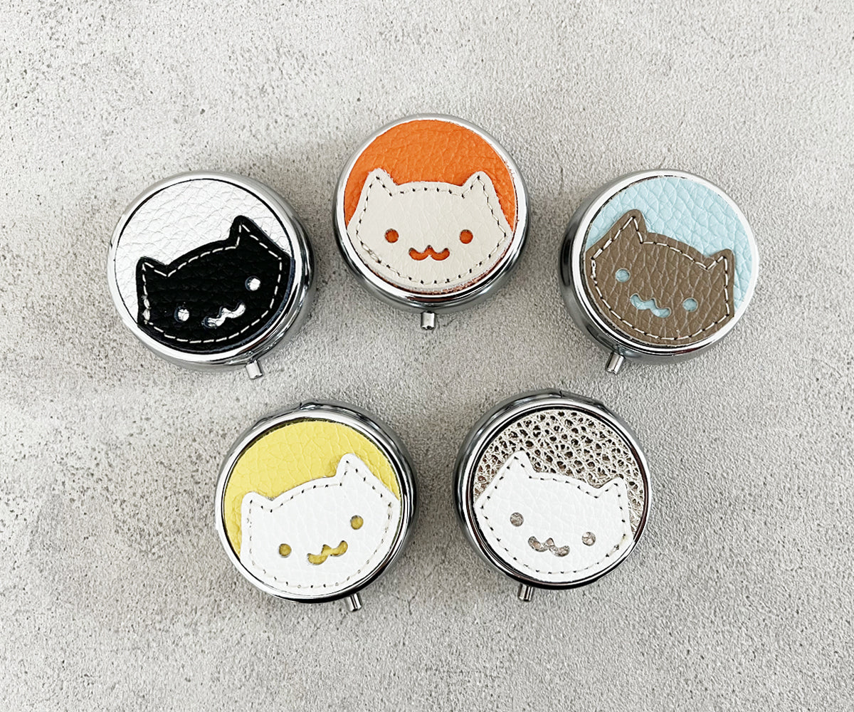 愛らしい猫ちゃんが描かれたオリジナルデザインのコンパクトマルチケース
