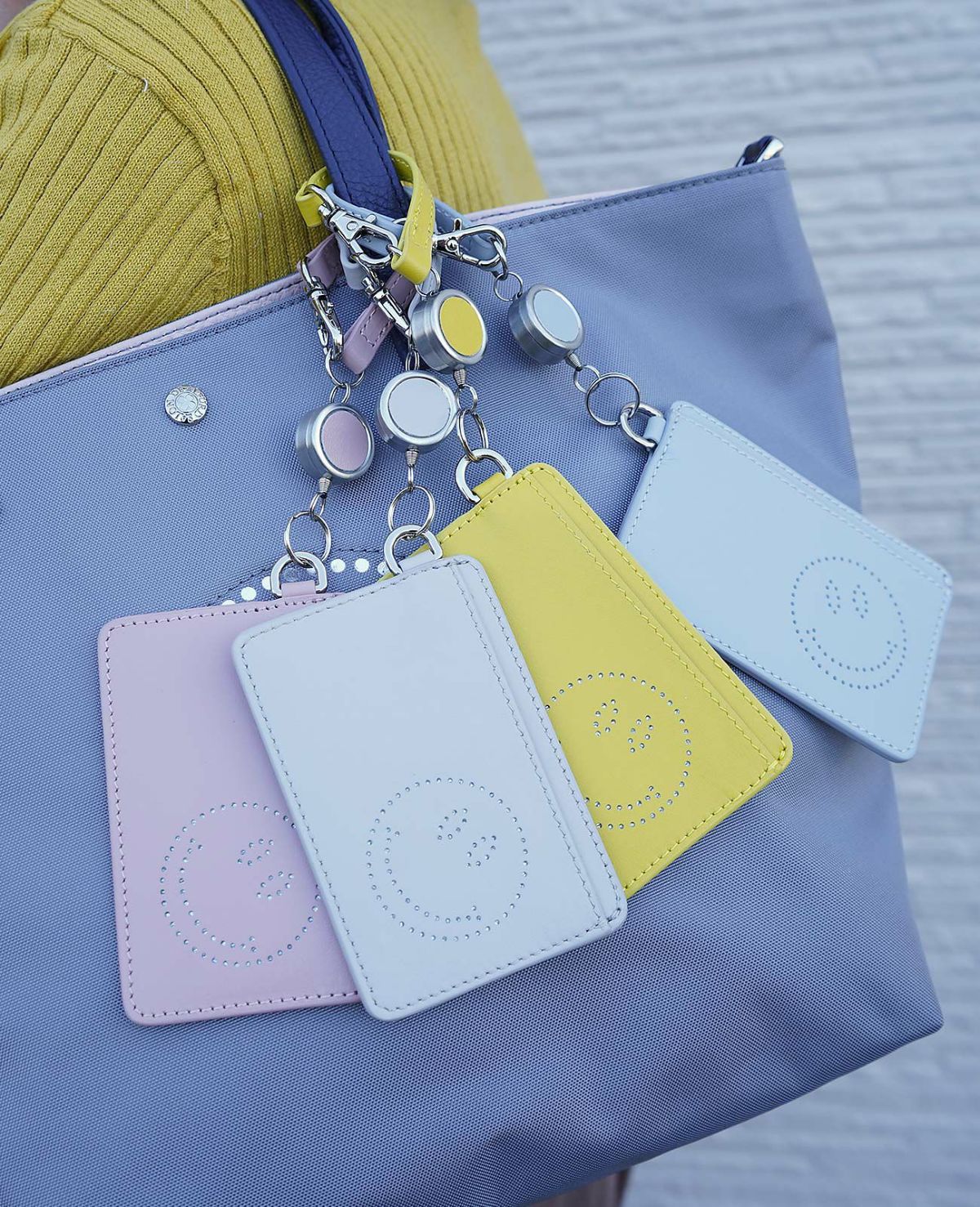 スマイルパンチング リール付きパスケース 1703