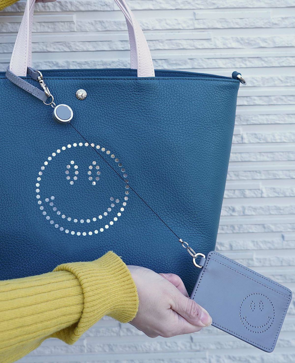 スマイルパンチング リール付きパスケース 1703