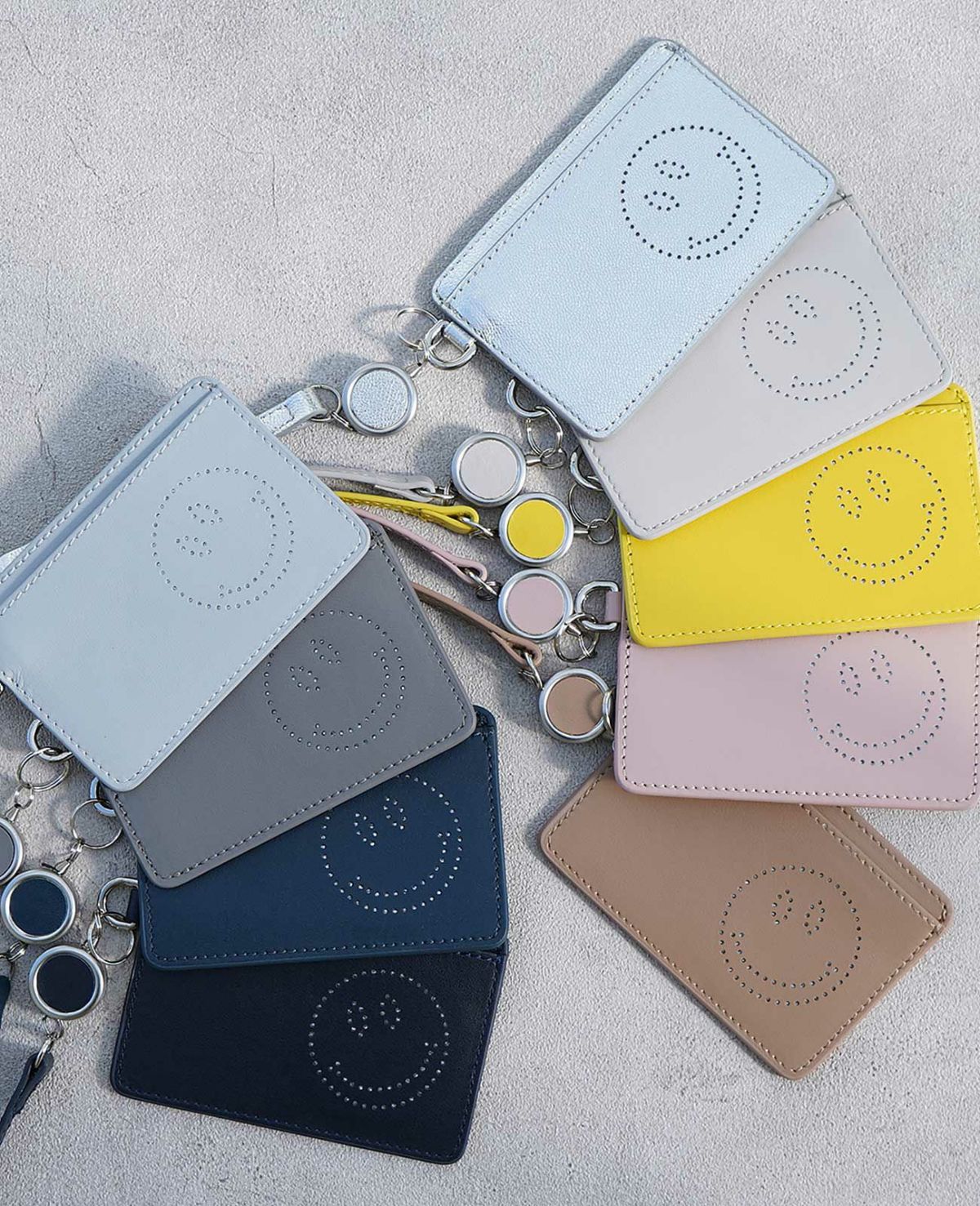 スマイルパンチング リール付きパスケース 1703