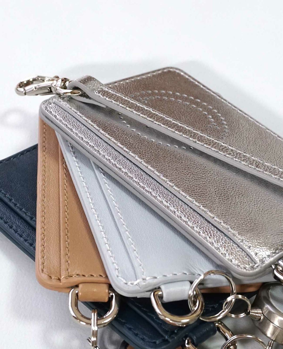 スマイルパンチング リール付きパスケース 1703