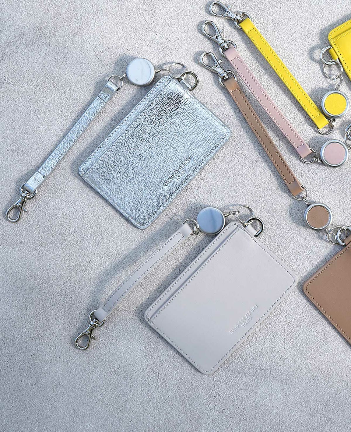 スマイルパンチング リール付きパスケース 1703