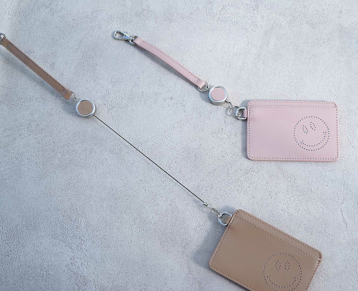 スマイルパンチング リール付きパスケース 1703