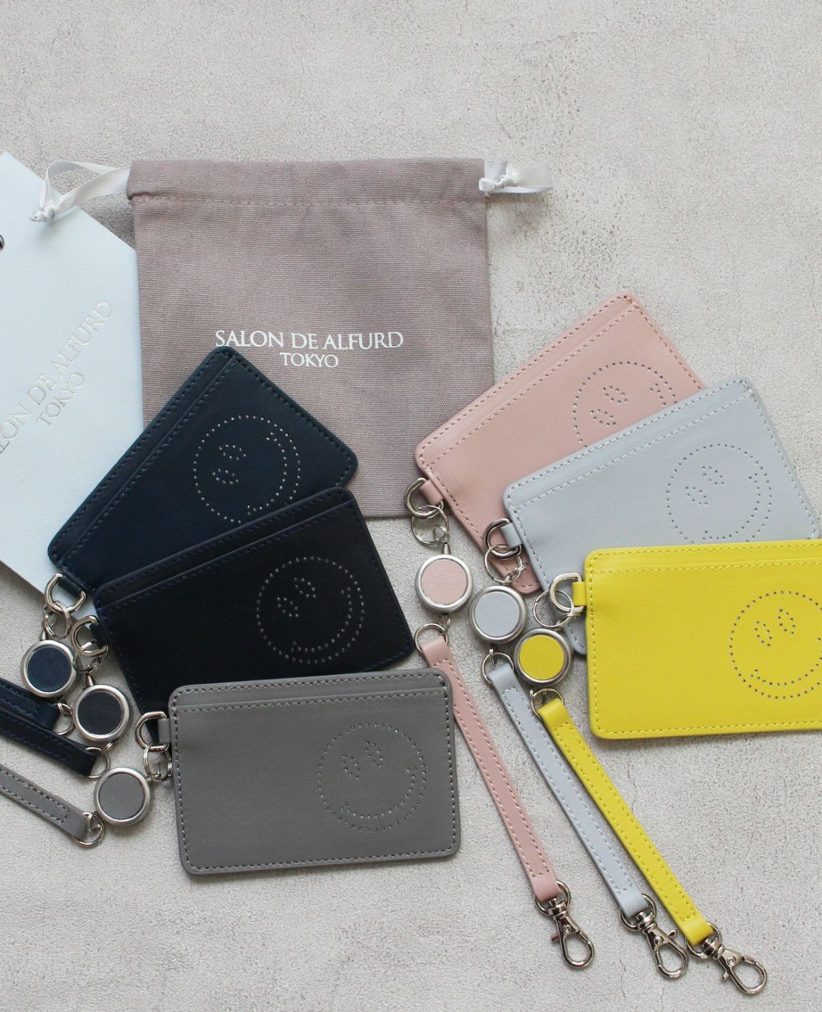 スマイルパンチング リール付きパスケース 1703