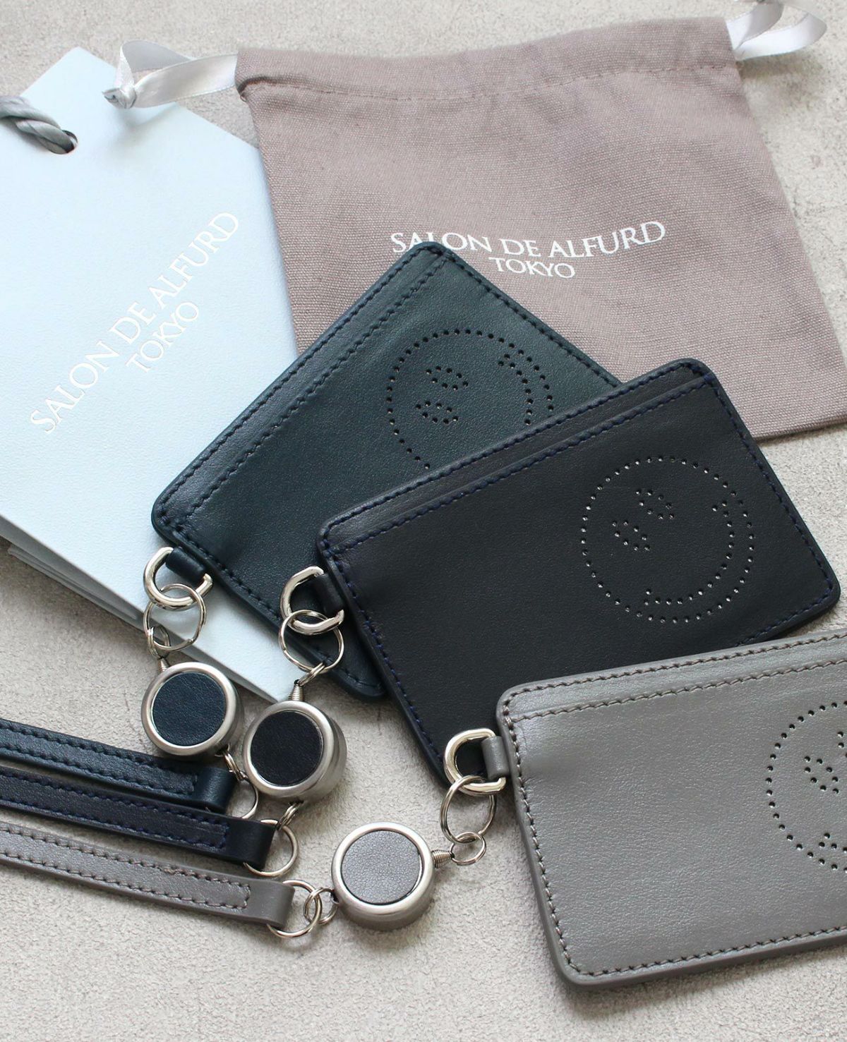 スマイルパンチング リール付きパスケース 1703