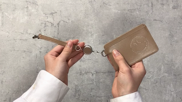 スマイルパンチング リール付きパスケース 1703