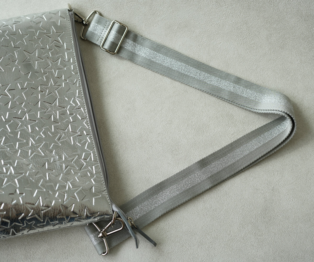 ショルダーストラップにはイタリア製の幅広パイレンテープを採用、肩への負担を軽減します