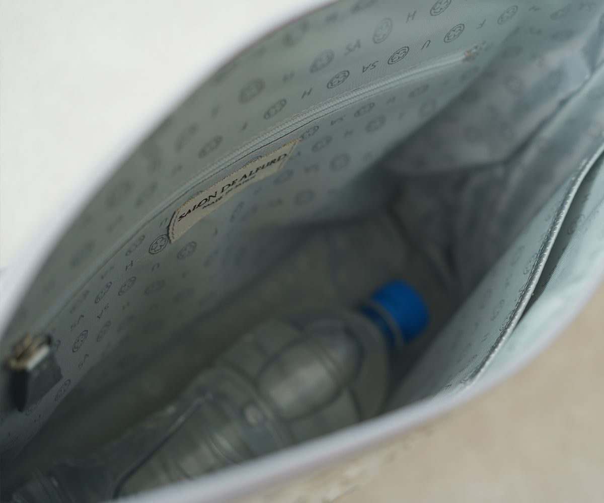 500mlのペットボトルも縦横どちらでも収まり、日常使いに便利