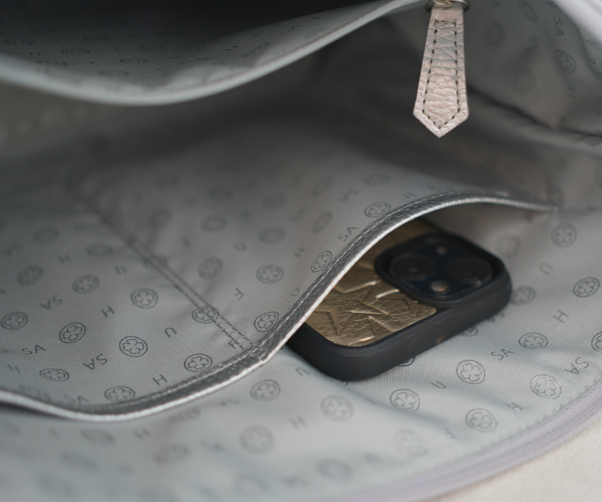 オープンポケットは2箇所あり、スマホや小物をサッと取り出せます