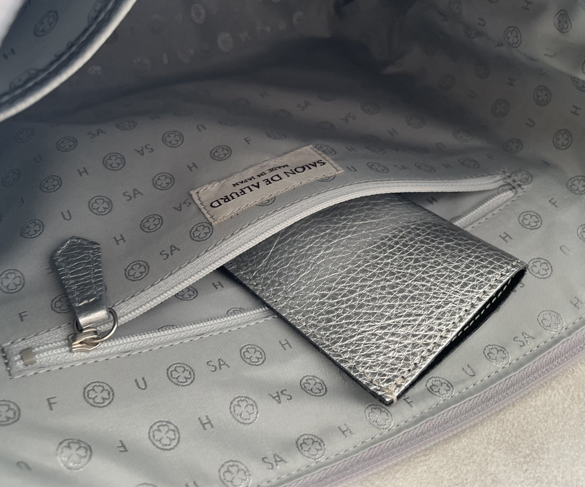 大切なアイテムを整理できるファスナーポケットを備えています