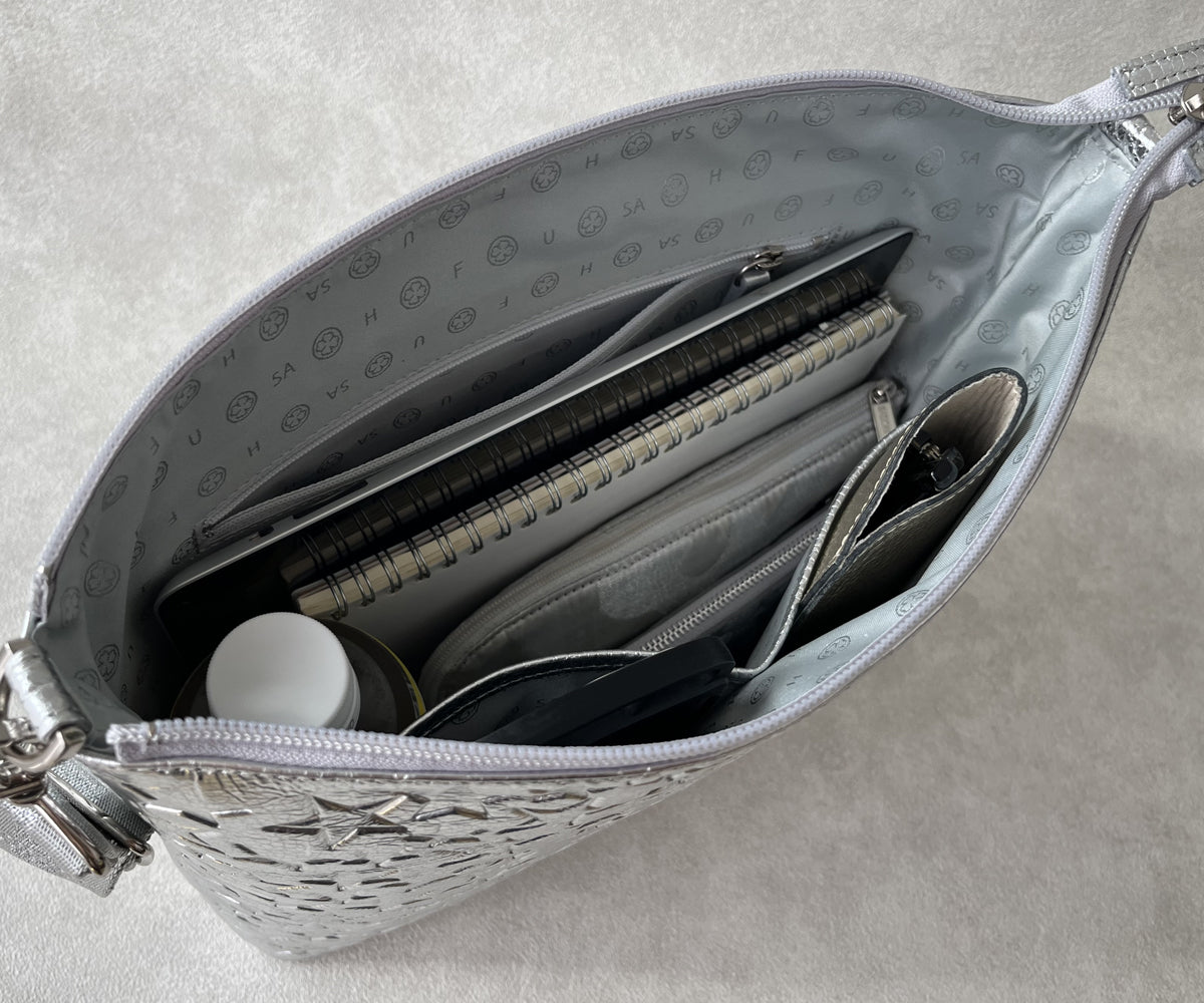 大容量設計で、日常の必需品から旅先のアイテムまで余裕をもって収納