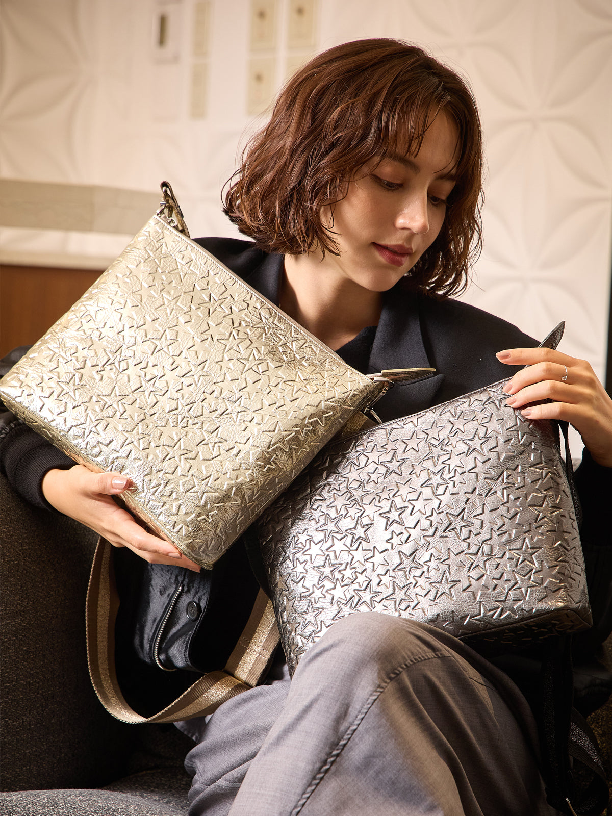 イタリアの職人技が息づく緻密な型押しと、洗練されたカラーの調和が、見るたびに心を魅了します