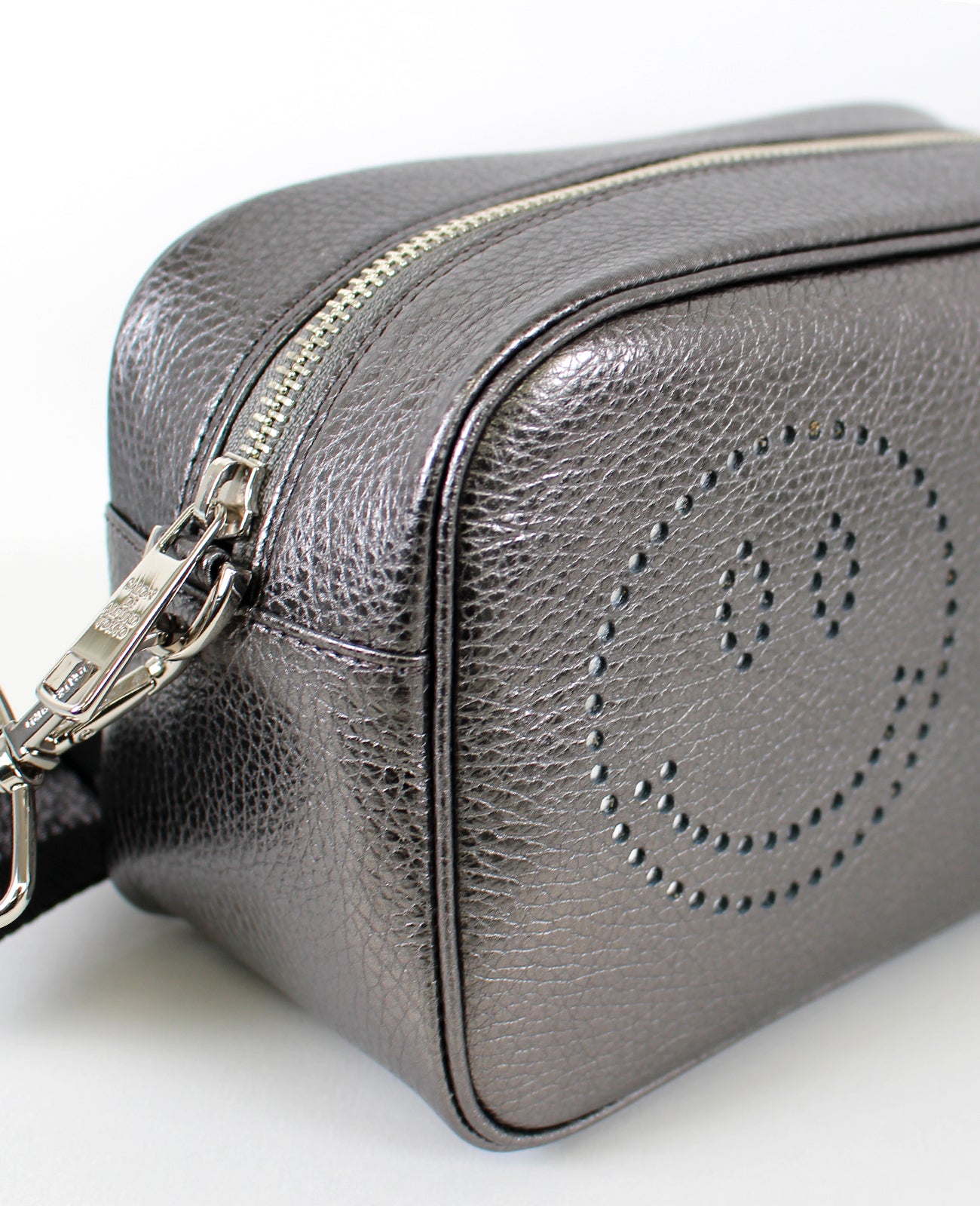 大ぶりなスマイルマークも、パンチングで描くことで上品なアクセントに。