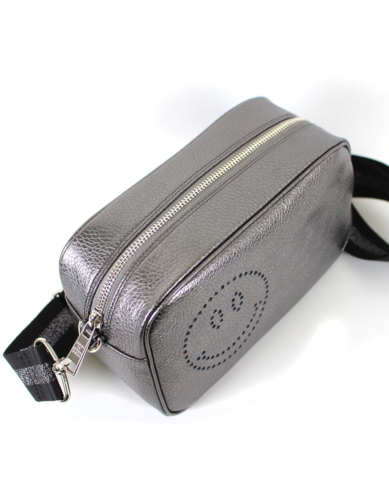 スクエア型でも、物の出し入れラクラク。間口は少し側面まで開くデザインで、使いやすさも抜群です。