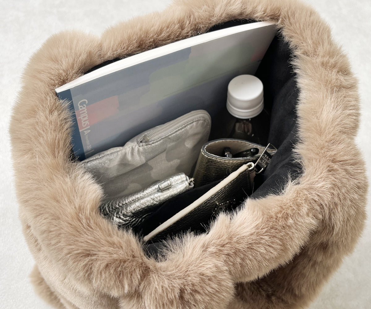 500mlペットボトルやお財布、A4ノートも収まるサイズ感　※A4を入れるとボタンは閉まりません