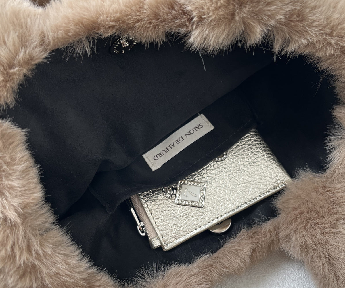 物の整理に便利な内ポケット付き。ミニ財布も入ります