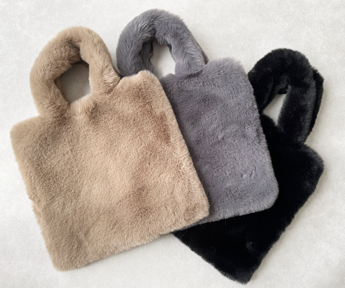 裏面は無地でシンプルに、上品な佇まい