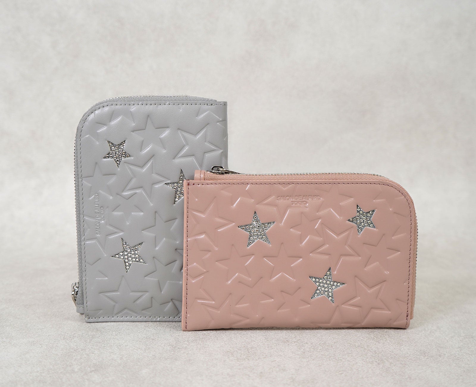 奥行きと透明感があるスモーキーカラーはエリートレザーならでは。