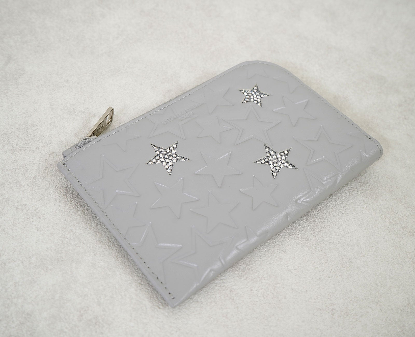 日常をスマートに変える。ポケットにすっと収まる、計算された薄さ。