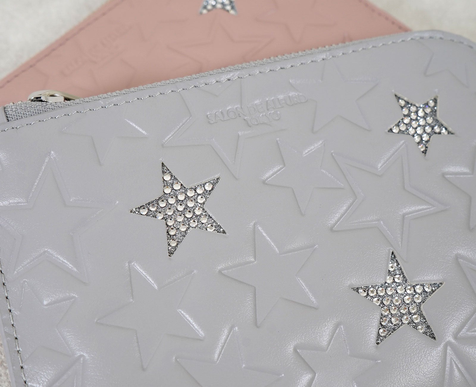 スターの型押し模様を全面にデザイン。
一段と煌めく3つのスターには、
煌めくクリスタルガラスを敷き詰めました。