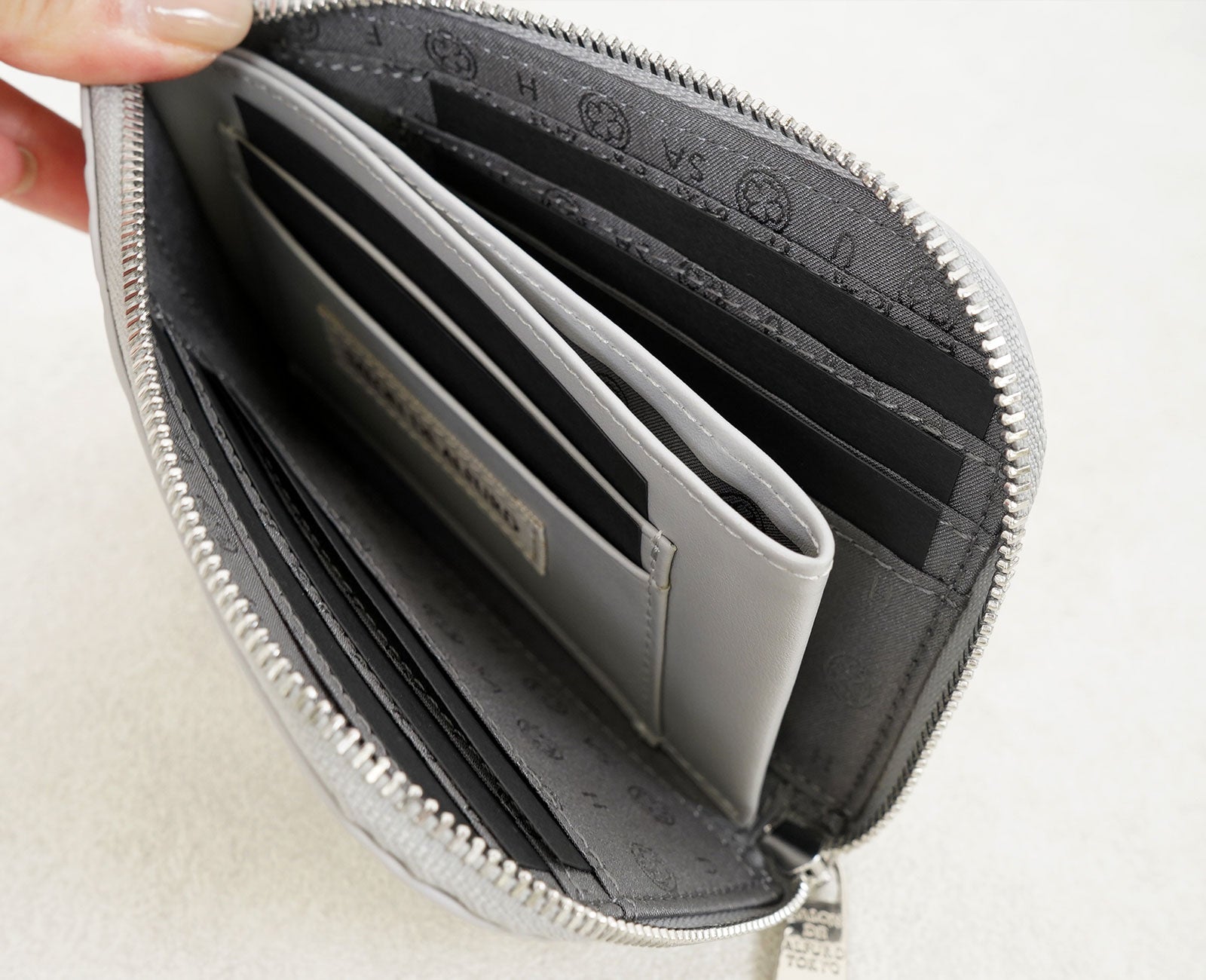 財布を開いた瞬間、全体がぱっと見渡せる視認性の高い設計。カードポケットは10箇所設置。