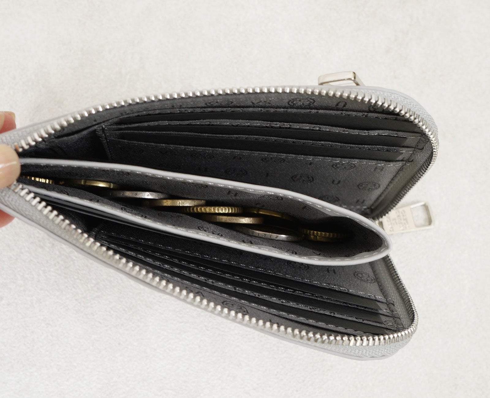 あえてファスナーを省くことで、軽やかさと快適な使い心地を叶えたコインケース。