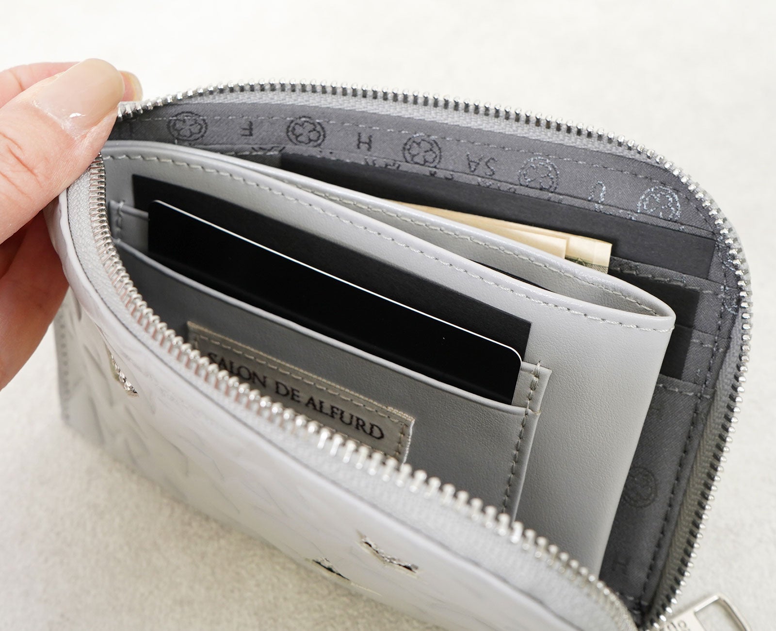 中央のコインケース両側に、使用頻度の高いカードを収められるカードポケットを配置。