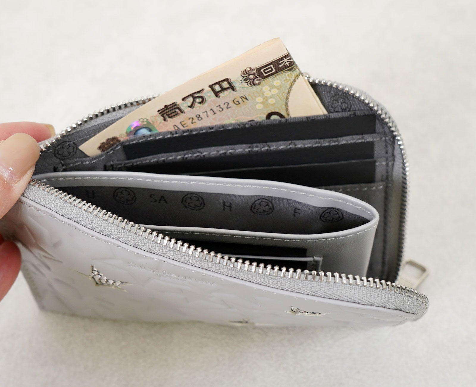 財布の両サイドには、二つ折りにしたお札を美しく収納できるオープンポケットを配置。