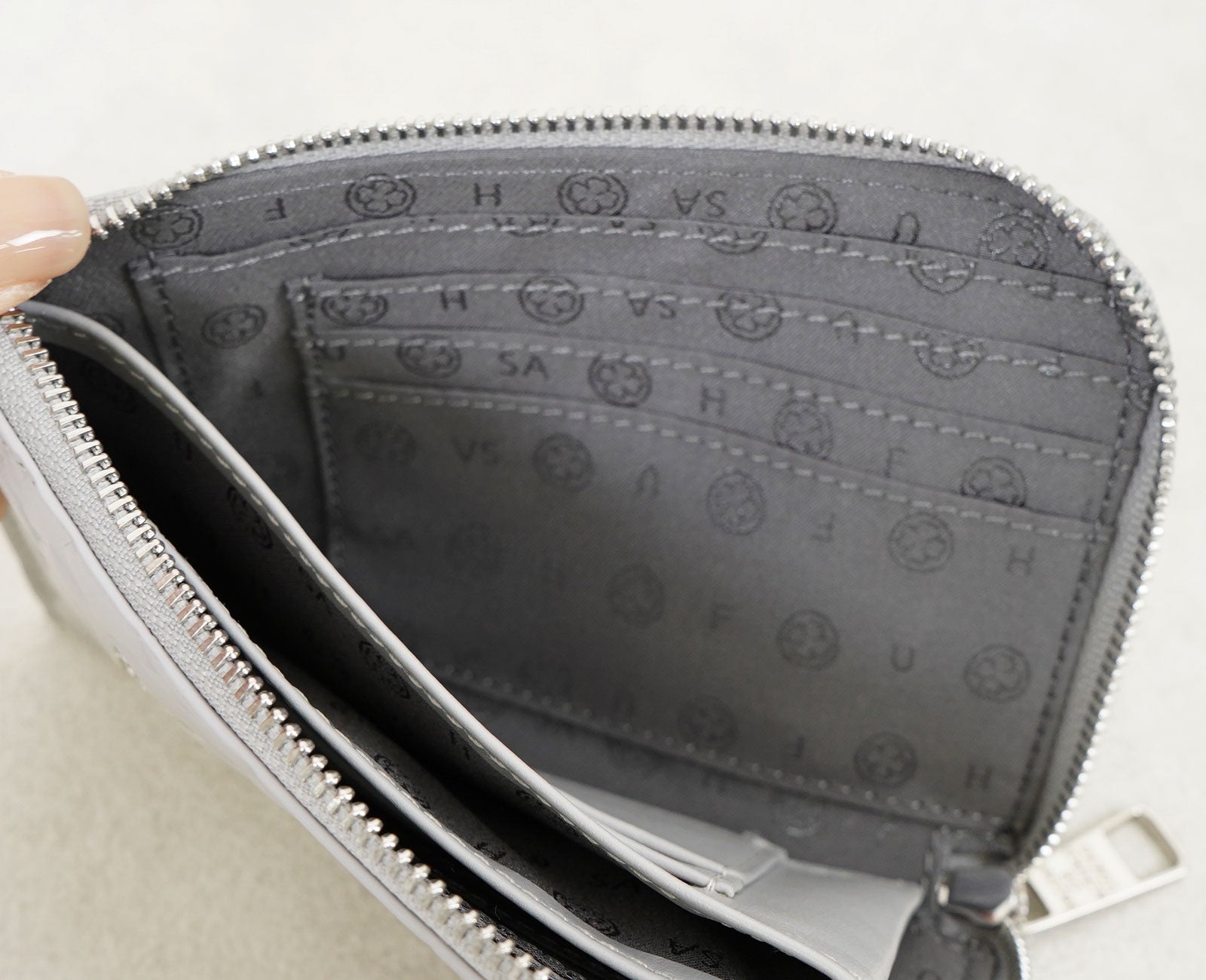 「幸せを届けたい」という想いを込めた、オリジナルデザインの裏地。