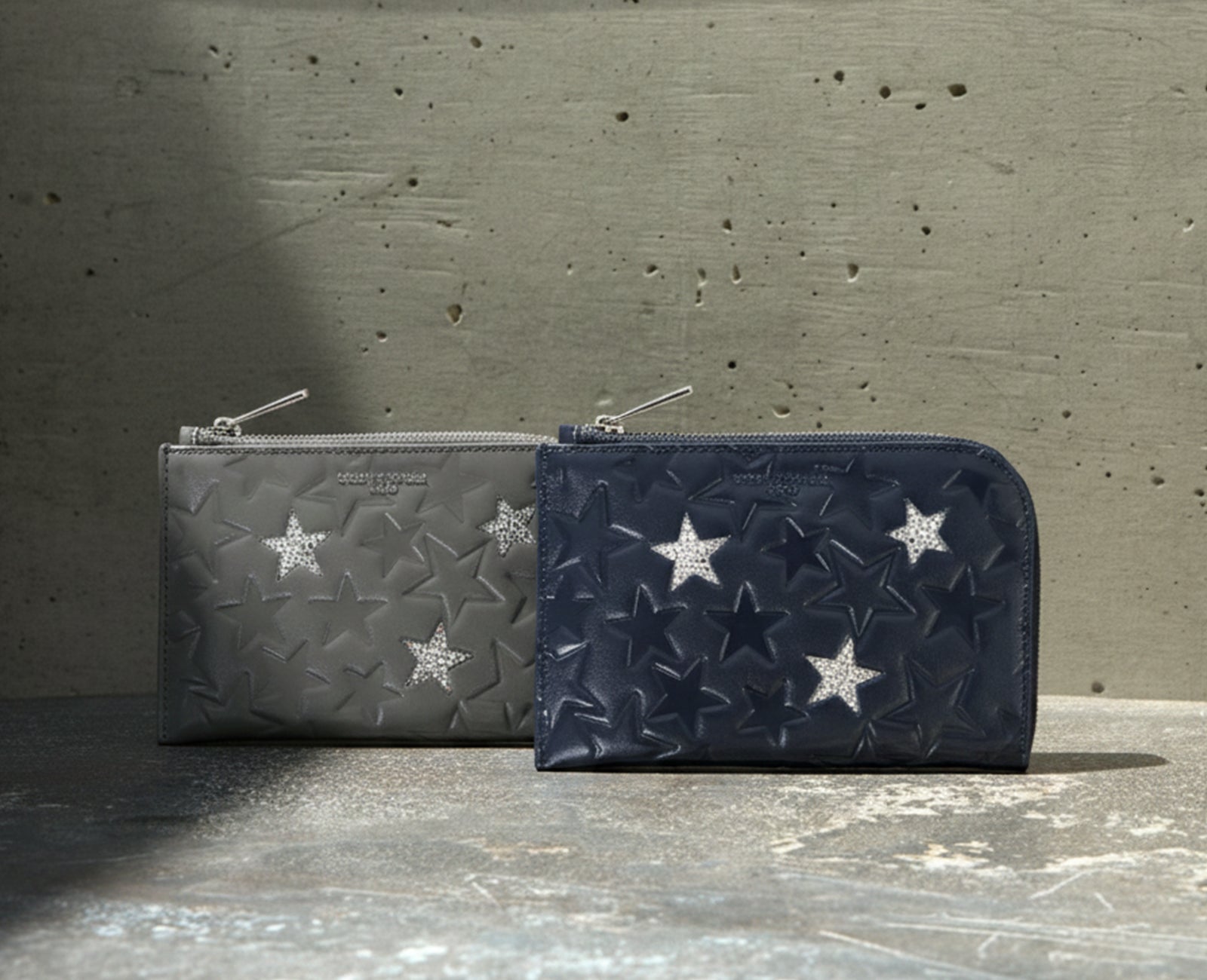 落ち着いたネイビーとアッシュは、装いを選ばず使えるカラー。上質感のある佇まいで、メンズにもおすすめです。