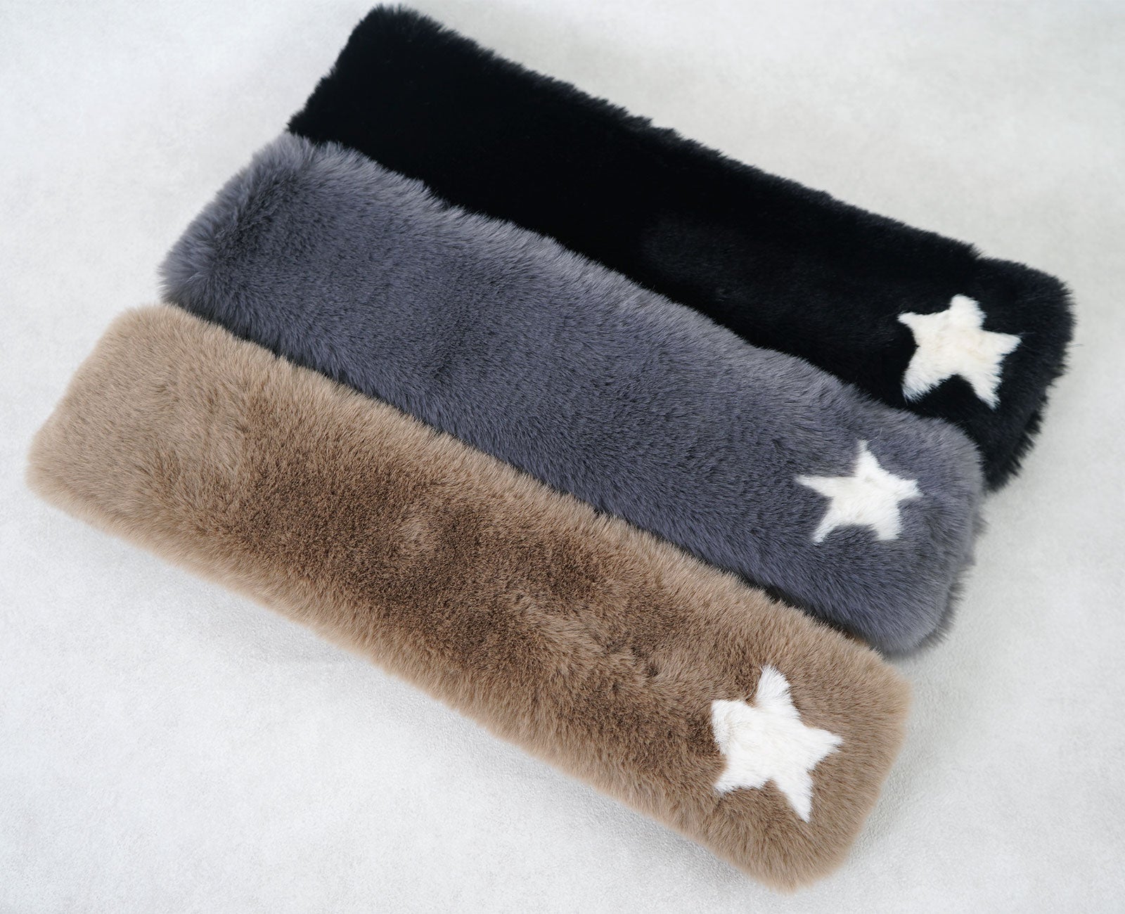 星のモチーフが奏でる華やぎが、冬の装いにときめきを添えるスターマフラー