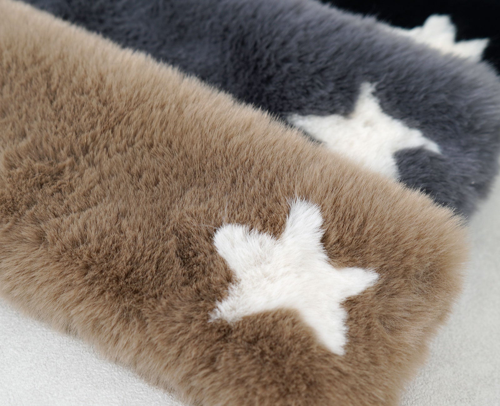 上品な質感のエコファーが、カジュアルからエレガントな装いまで、毎日のスタイリングに活躍