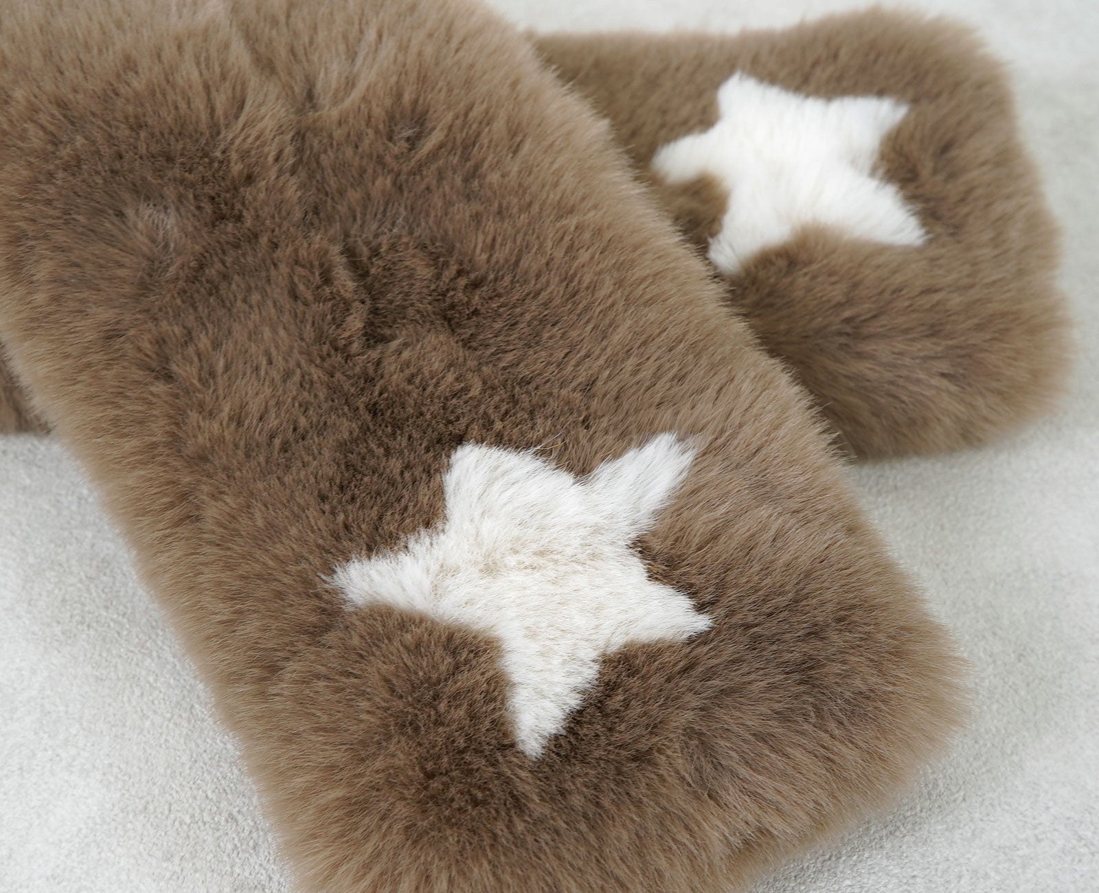 大人可愛さを引き立てるスターモチーフは、冬の装いに遊び心と華やぎを