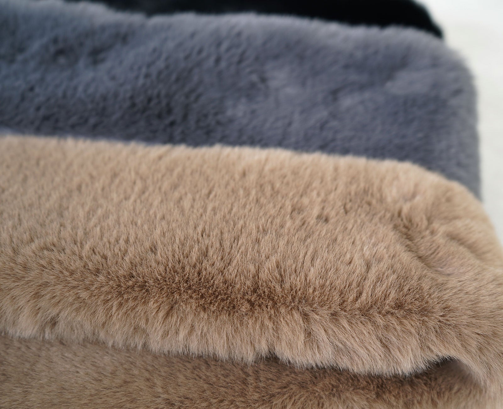 やわらかな触れ心地と程よいボリュームが首元を心地よく包み込みます