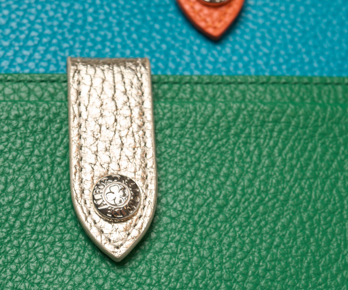 ボタンはサロンドアルファードのオリジナルデザイン