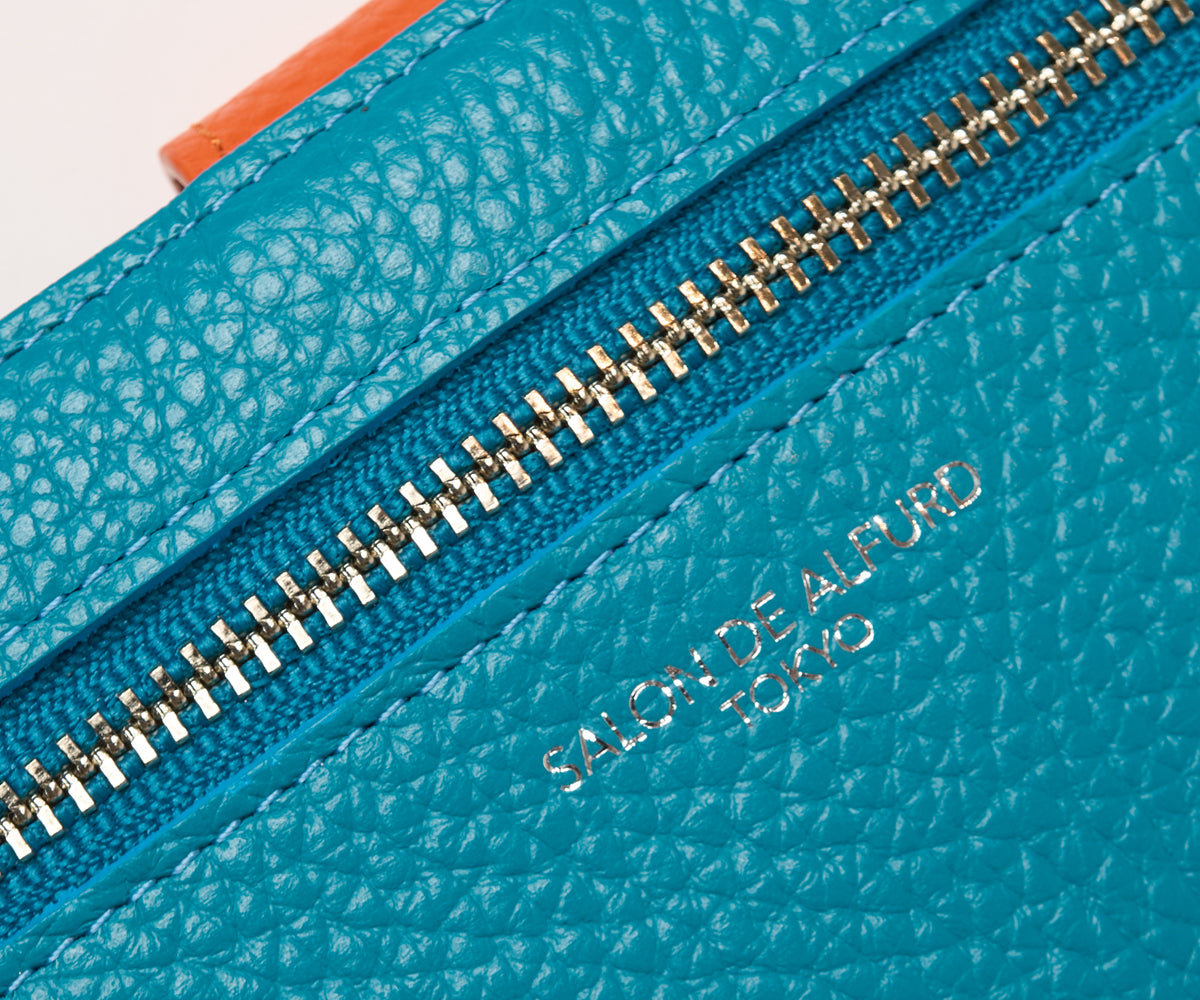 さりげない、ロゴの上品な箔押し