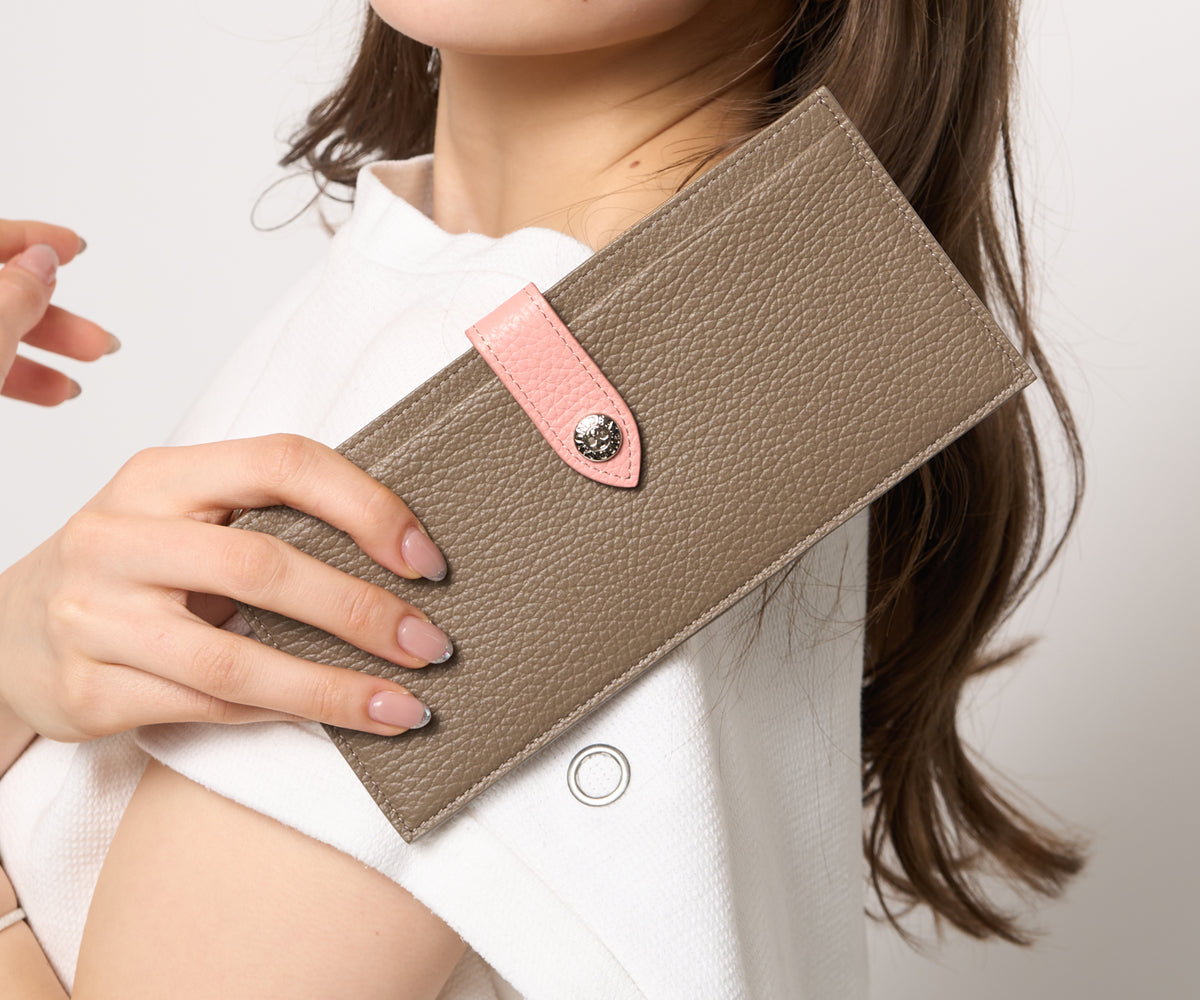 スリムなフォルムが、美しい所作を引き立てます