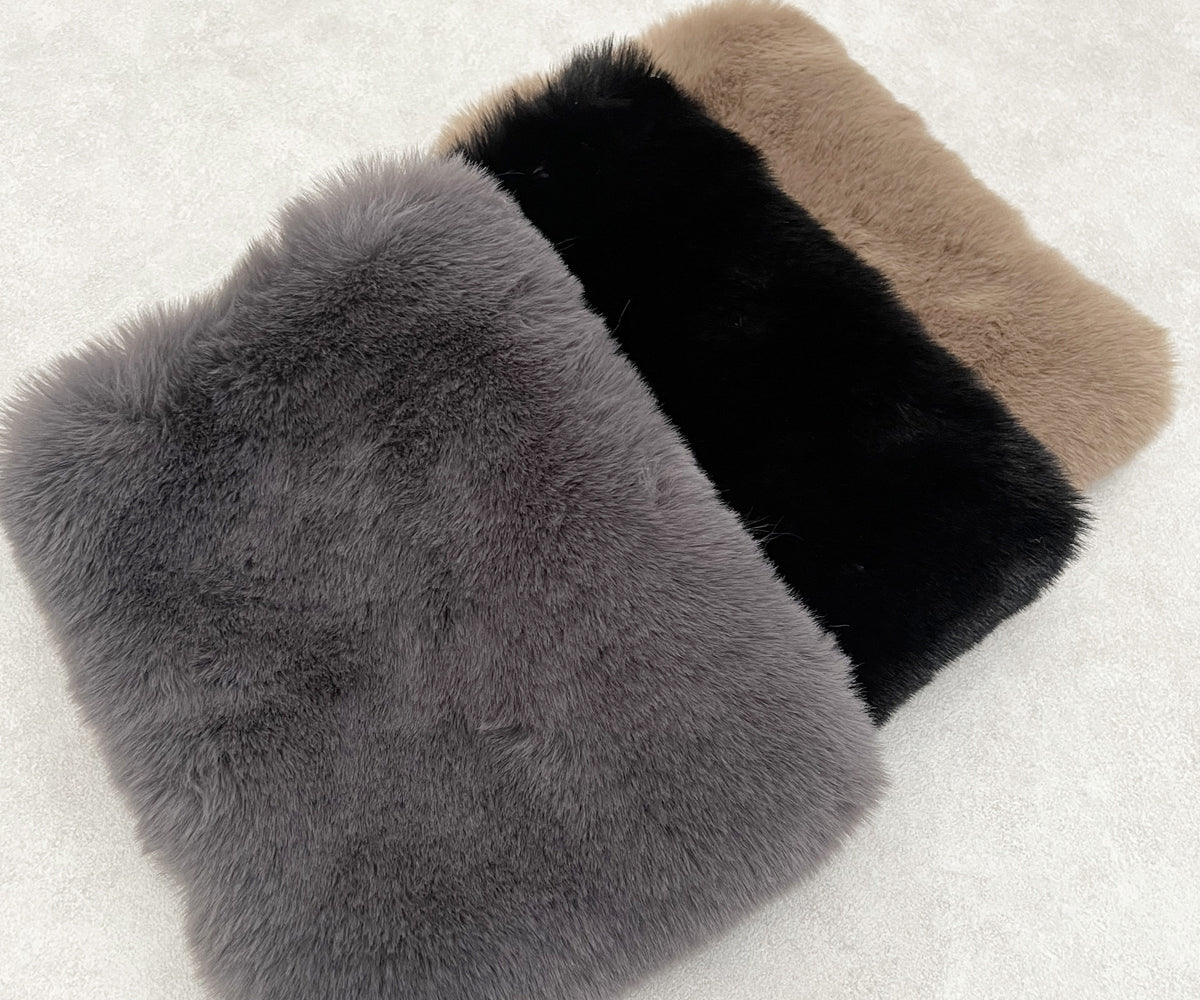 裏面は無駄のないシンプルな無地デザインで、大人の落ち着きを演出