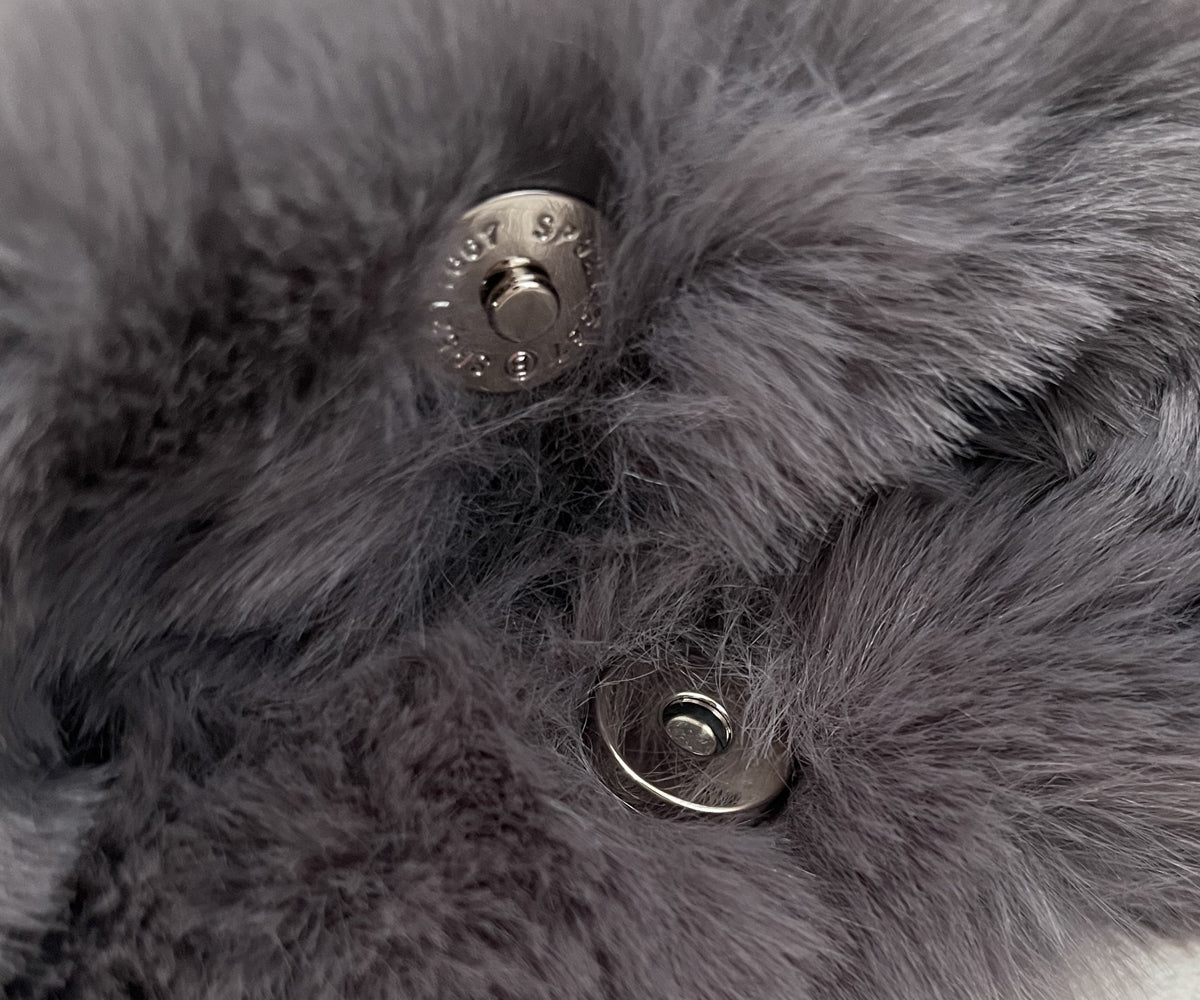 間口はマグネット式スナップボタンで、開閉もスムーズ